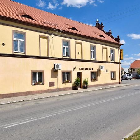Hotel Stary Ratusz Kostomloty Extérieur photo