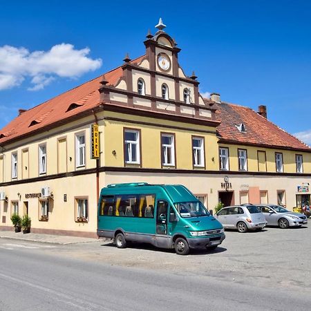 Hotel Stary Ratusz Kostomloty Extérieur photo