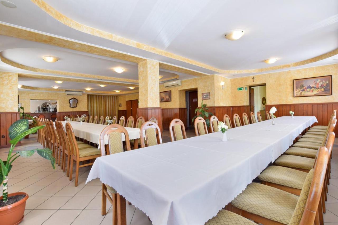 Hotel Stary Ratusz Kostomloty Extérieur photo