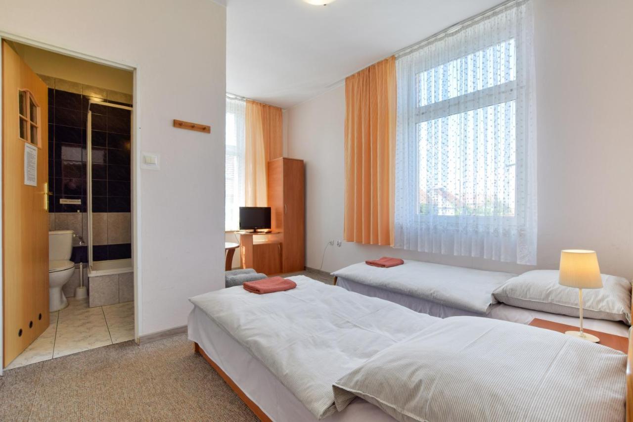Hotel Stary Ratusz Kostomloty Extérieur photo