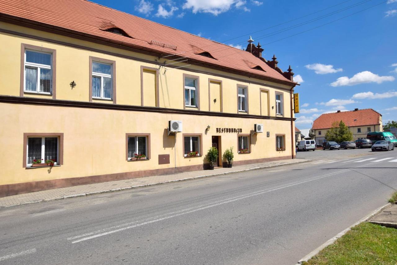 Hotel Stary Ratusz Kostomloty Extérieur photo