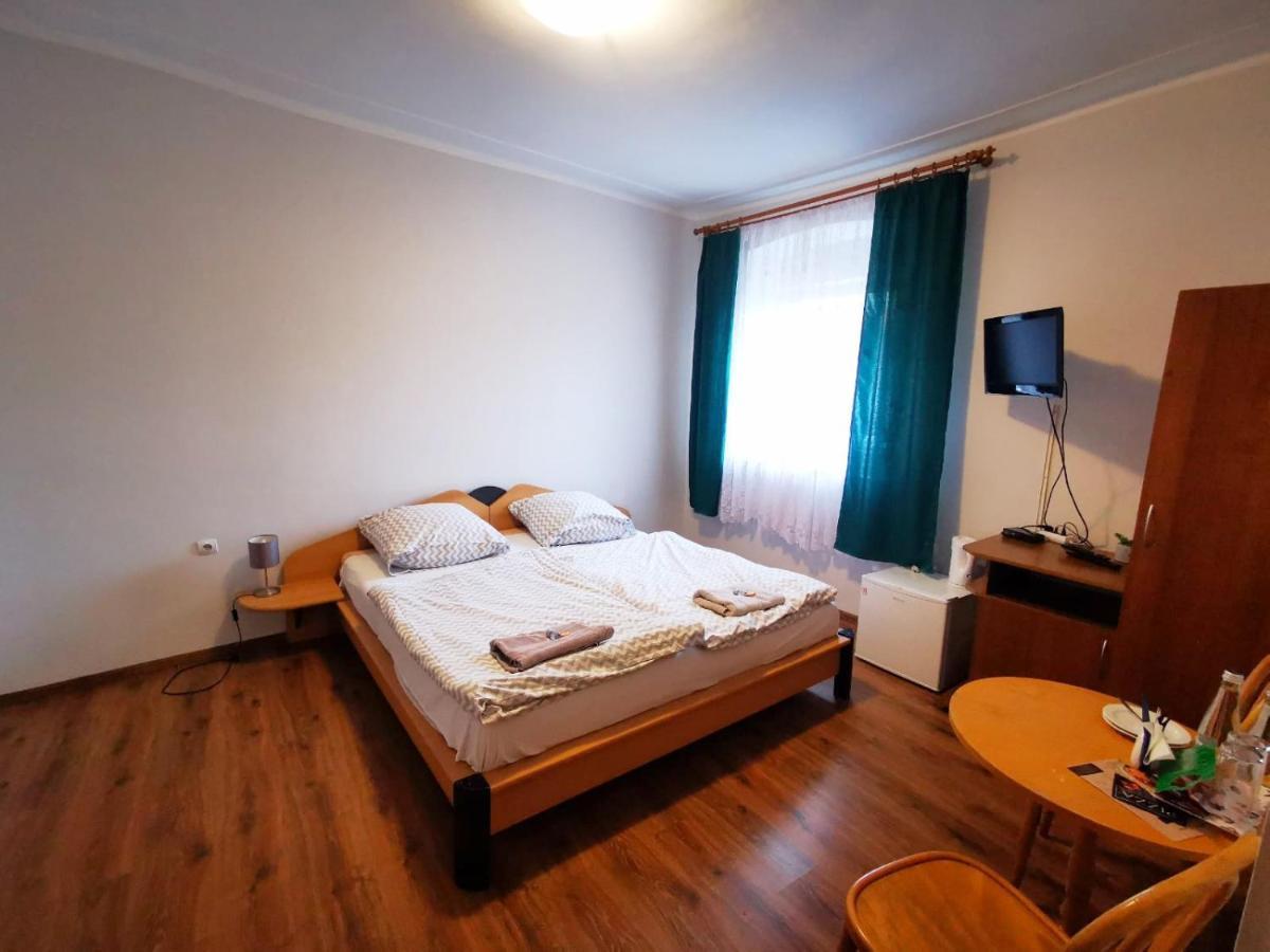 Hotel Stary Ratusz Kostomloty Extérieur photo